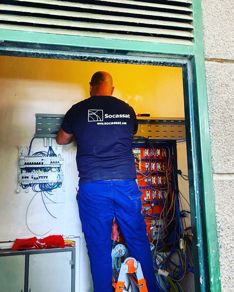 Técnico reparando una avería eléctrica en un cuadro general