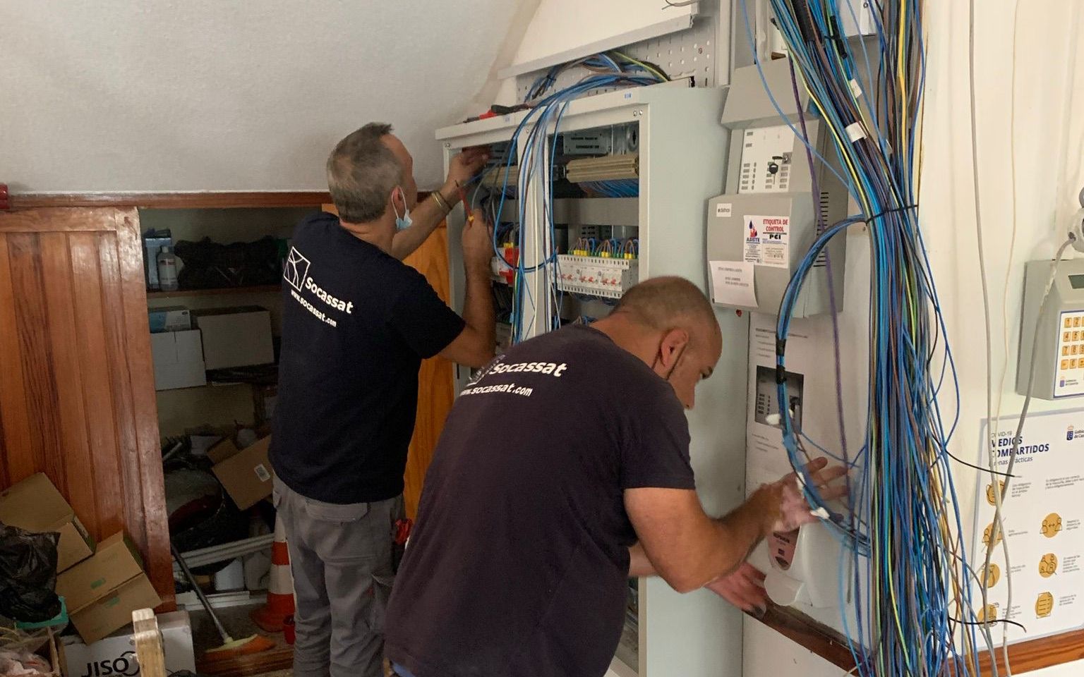 Electricista de Socassat trabajando en una centralización de contadores en Tenerife