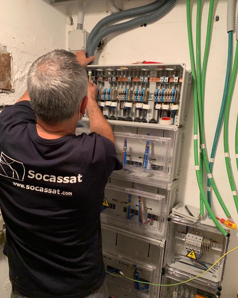 Electricistas trabajando en zonas comunes de una comunidad de vecinos
